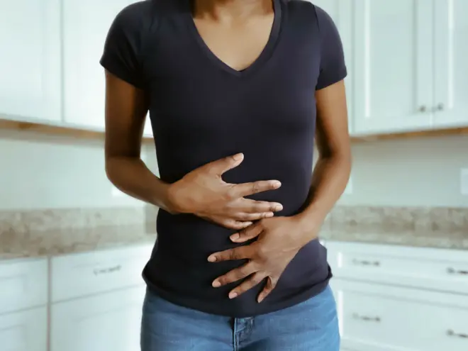 Femme qui tient son ventre