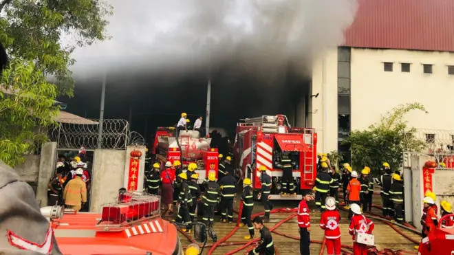 ဖေဖော်ဝါရီ ၁၈ ရက်၊ ရန်ကုန်တိုင်း၊ ရွှေပြည်သာမြို့နယ်၊ ဝါးတရာစက်မှုဇုန်က Straightex အထည်ချုပ်စက်ရုံ မီးငြှိမ်းသတ်နေတဲ့အခြေအနေ 