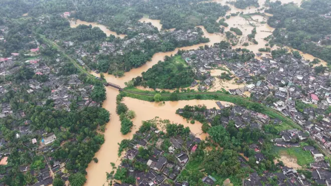 නාවලපිටිය ප්‍රදේශය ඊයේ (ජූලි 03) වැනිදා ගුවනට දිස්ව තිබු අයුරු.