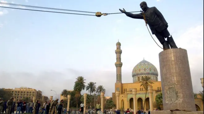 Tropas americanas entraram no centro de Bagdá e derrubaram a estátua de Saddam Hussein em 9 de abril de 2003, em Bagdá, Iraque.