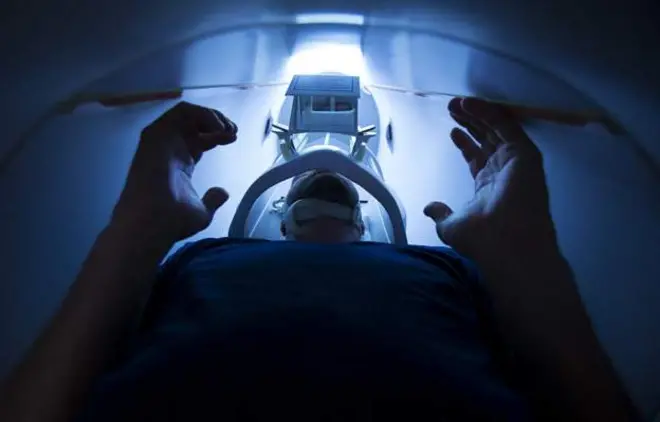 ስካን እየተደረገ ያለ ግለሰብ 