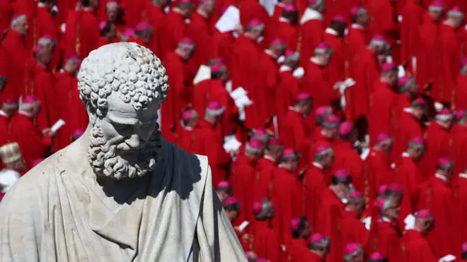 የካቶሊክ ቤተ ክርስቲያን እንደ መጀመሪያ ጳጳሷ የምትመለከተው የቅዱስ ጴጥሮስ ሐውልት በቫቲካን