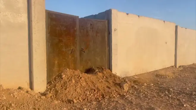 صورة من بوابة المقبرة الجماعية المكتشفة حديثاً