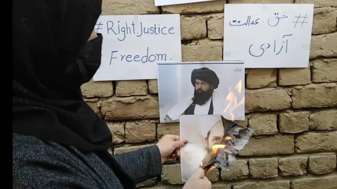 ویدیوهایی در شبکههای اجتماعی منتشر شده که معترضان زن، تصویر رهبر طالبان و وزیر تحصیلات عالی را در اعتراض به تصمیم اخیر آتش میزنند