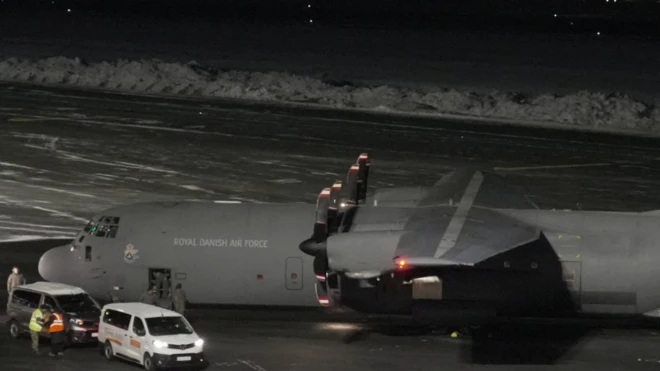 Danimarka Kraliyet Hava Kuvvetleri'ne ait uçağın pistteki görüntüsünü görüyoruz. Arkada karlar var.