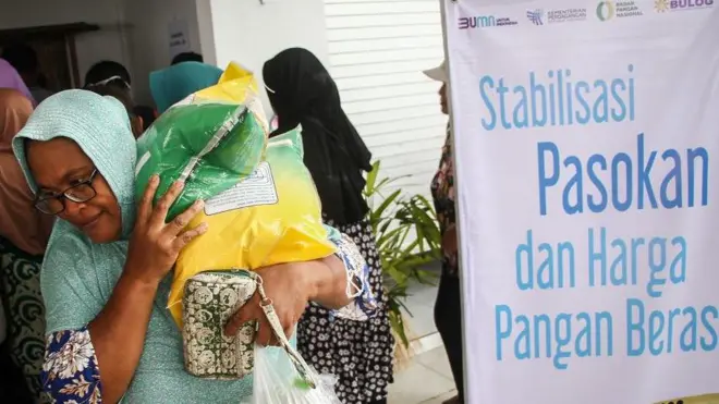 Warga membawa beras SPHP yang dibeli di Gerai Tim Pengendali Inflasi Daerah (TPID) Pandawa di Pasar Kalampangan, Palangka Raya, Kalimantan Tengah, Selasa (27/2/2024).