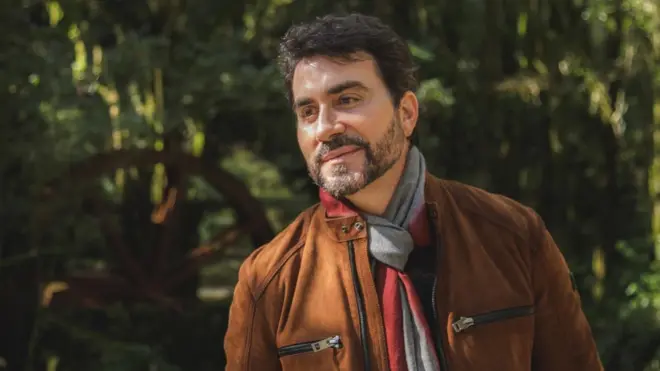 Padre Fábio de Melo usando jaqueta marrom com expressão serena
