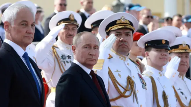 Володимир Путін і міністр оборони РФ на військовому параді в Санкт-Петербурзі, липень 2024 року