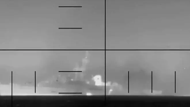 अमेरिका के रक्षा विभाग द्वारा उपलब्ध कराए गए वीडियो के इस स्क्रीनशॉट में दिखाया गया है कि एक अमेरिकी पनडुब्बी ने 4 मार्च 2026 को श्रीलंका के तट से दूर, हिंद महासागर में ऑपरेशन 'एपिक फ्यूरी' के समर्थन में ईरानी फ़्रिगेट IRIS डेना को डुबो दिया