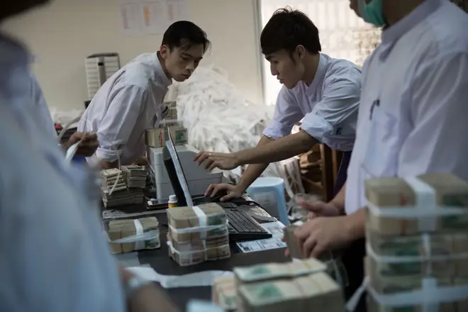 ပြည်တွင်းကပုဂ္ဂလိကဘဏ်တစ်ခုရဲ့လုပ်ငန်းခွင်(ပုံဟောင်း) 