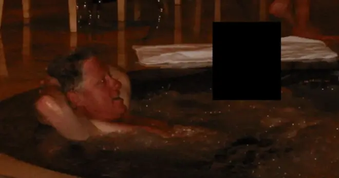 온수 욕조에서 포착된 빌 클린턴과 한 여성. 클린턴은 미 하원 증언 과정에서 이 사진에 대해 질문받았다