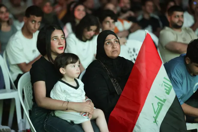 Người hâm mộ Iraq theo dõi buổi phát sóng trực tiếp trận đấu giữa đội tuyển Pháp và Iraq tại World Cup 2026 ở Baghdad, Iraq, ngày 23/6/2026. (Ảnh: Ahmad Al-Rubaye/AFP qua Getty Images)
