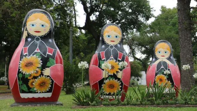 Três bonecas do tipo matrioskas grandes na Plaza Libertad de San Javier, Uruguai.