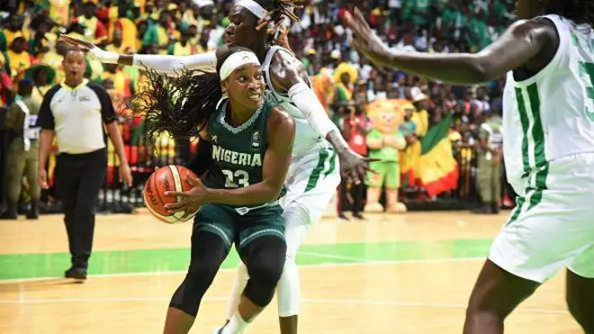 Nigeria D'Tigress Ezinne Kalu (left) run past Senegal players during di final of di FIBA Women's AfroBasket 2019 for Dakar Arena, Dakar on August 18, 2019. - Team Nigeria bin win di final against Senegal 60-55.