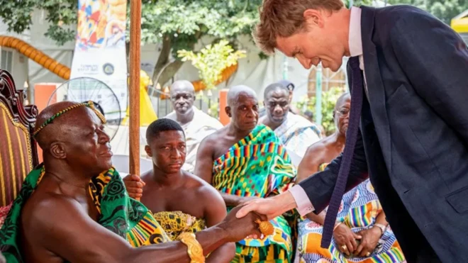 Ông Tristram Hunt (phải), giám đốc Bảo tàng Victoria and Albert (V&A) bắt tay với Vua Otumfuo Osei Tutu II, người cai trị Vương quốc Ashanti  