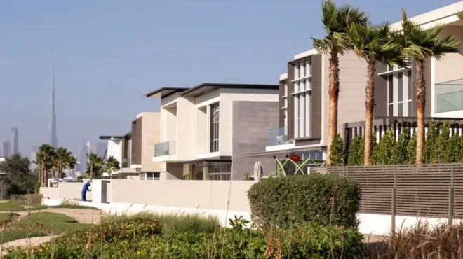  দুবাইয়ের একটি আবাসিক ভিলা এলাকা। এ ধরণের আবাসনে বাংলাদেশিদের বিনিয়োগ বাড়ছে। 