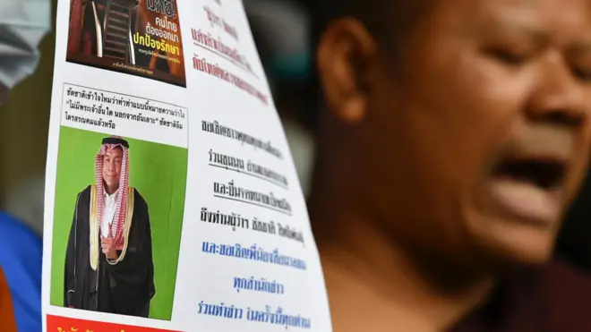 ภาคีเครือข่ายองค์กรพลังชาวพุทธได้ยื่นหนังสือถึงนายชัชชาติ เมื่อวันที่ 5 ก.ย. ที่ผ่านมา เรื่อง “ผู้ว่าฯ ชัชชาติ แต่งตัวเป็นมุสลิมคือภัยใหญ่หลวงของชาวพุทธ”