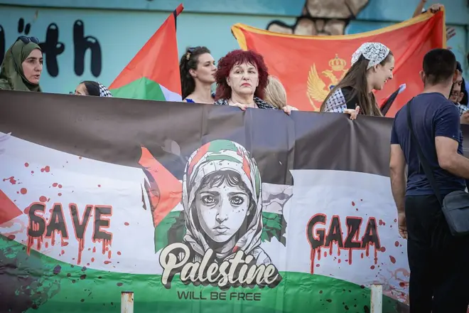 Namoota Barjaa 'Gaazaa haa baraarru' jedhu qabatanii fi deeggarsaaf Faransaay Monteenegroo irraa Gaazaa dhaqan
