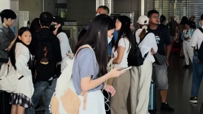 在台中车站,民众在演习期间待在室内模拟避难。