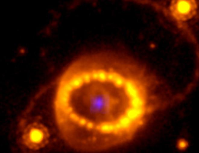 Estrela de nêutrons em roxo está no centro de um brilhante 'colar de pérolas' de gás superaquecido