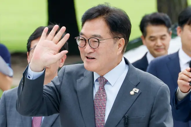 우원식 국회의장이 지난달 28일 서울 여의도 국회 독립기억광장에서 2025년도 국회 대학생 아카데미 참석자들과 대화를 위해 입장하고 있다