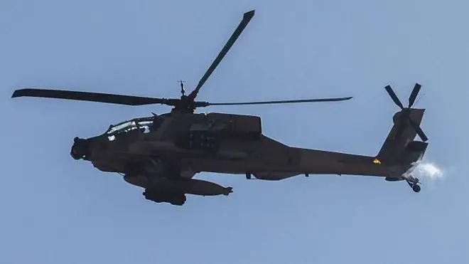 Iyi foto yafatiwe mu gace ko mu buraruko bwa Israel, ku rubibe n’ubumanuko bwa Liban, yerekana kajugujugu y’igisirikare ca Israel yo mu bwoko bwa AH-64 Apache iriko iraguruka, ku wa 4 Ruheshi (6) 2026