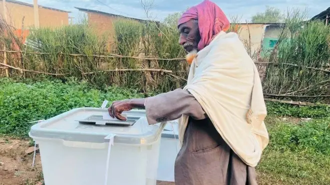 ድምፅ እየሰጡ ያሉ መራጭ
