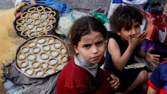 ग़ज़ा में ईद की तैयारी करते बच्चे