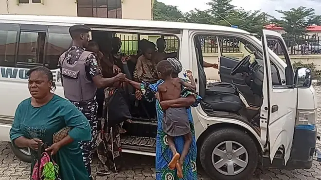 Ọkọ bọọsi ti wọn fi ko awọn eeyan naa de, iya kan gbe ọmọde to ri ru pupo dani, awọn kan ṣi wa ninu ọkọ naa nigba ti ọlọpaa kan duro lẹnu ọna, ti obinrin kan si kọyin si i.
