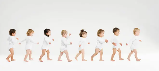 Bebês andando enfileirados