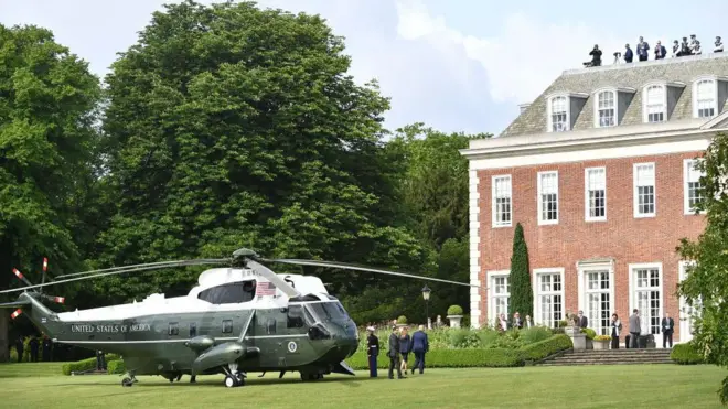 Un helicóptero estadounidense aterriza en los jardines de la majestuosa casa Windfield