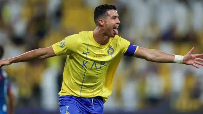 كريستيانو رونالدو انتقل إلى النصر السعودي في 2023 بعد فسخ عقده مع مانشستر يونايتد الإنجليزي 