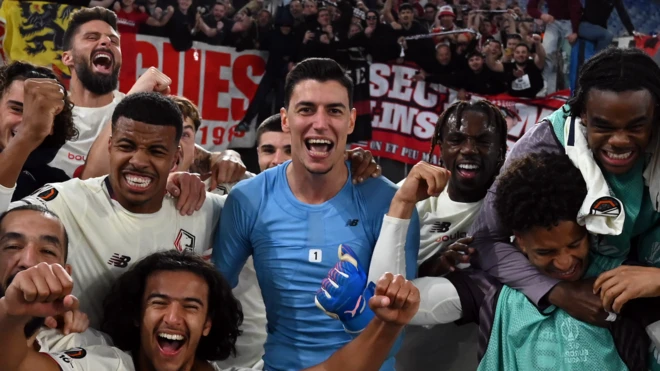 Berke Özer ve takım arkadaşları kazandıkları zaferin ardından tribündeki taraftarlarla fotoğraf çektiriyor.