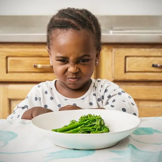 Jeune fille qui ne veut pas manger son plat.