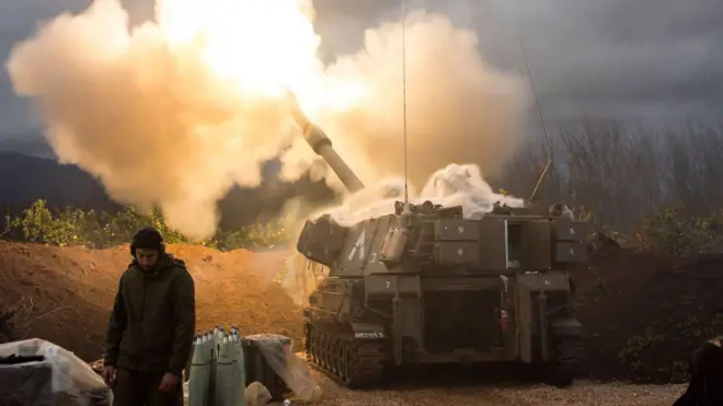 وحدة مدفعية إسرائيلية تطلق النار على الحدود باتجاه لبنان.