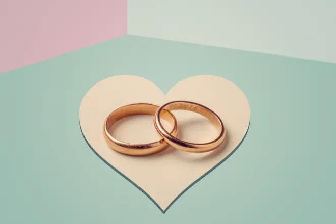 Gros plan sur des alliances de mariage