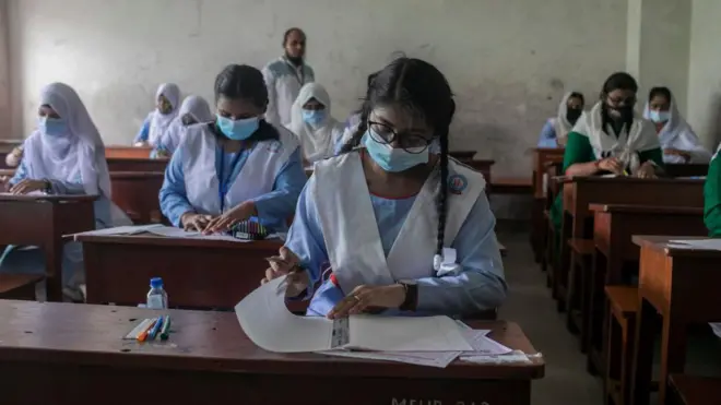 এসএসসি পরীক্ষা দিচ্ছেন পরীক্ষার্থীরা