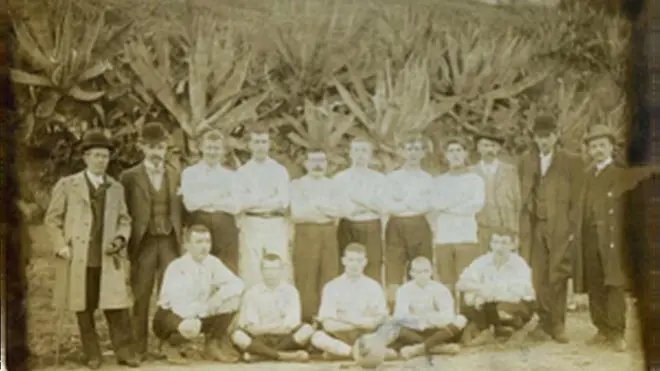 جرج گروان (ردیف جلو وسط) قبل از رفتن به بارسلونا در اسکاتلند بازی می‌کرد