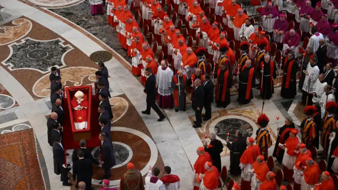 صورة لنعش البابا فرنسيس خلال نقله إلى كاتدرائية القدّيس بطرس في الفاتيكان.