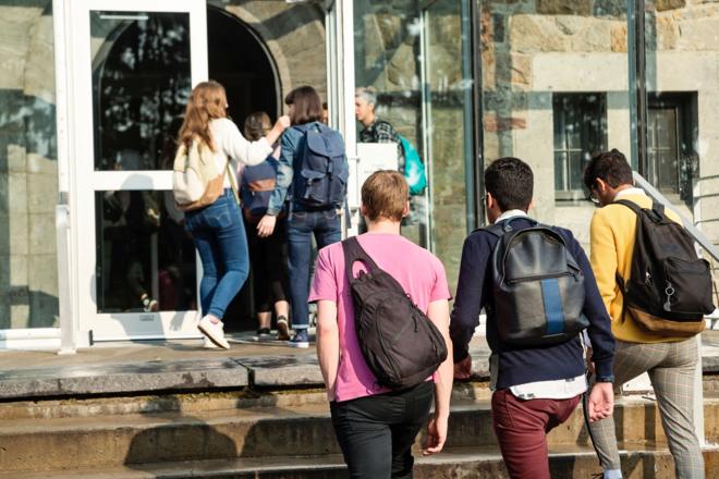 Estudantesbro betcostas caminhandobro betdireção a entradabro betinstituição