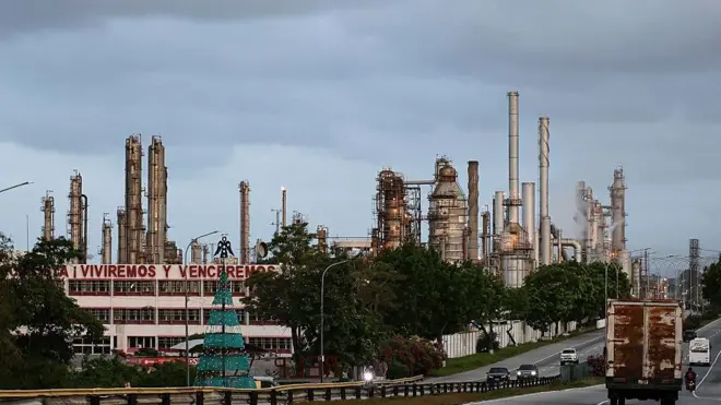 Общий вид здания нефтеперерабатывающего завода «Эль-Палито» в сумерках во время прогулки по окрестностям завода 18 декабря 2025 года в Пуэрто-Кабельо, Венесуэла.