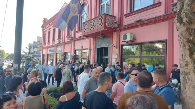 Desetine Zaječaraca okupilo se ispred zgrade gradske skupštine tokom sednice, a objekat je obezbeđivala policija