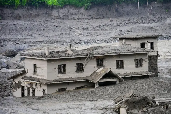 26 ऑगस्ट 2026 रोजी नेपाळमधील नुवाकोट येथे त्रिशूली नदीकाठी आलेल्या महापुरानंतर आणि भूस्खलनानंतरचे दृश्य.