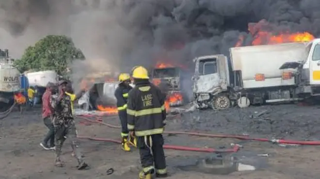 Àwòrán ibi tí táńkà epo ti ń jó 