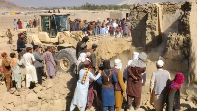 عکسی از عملیات جستجوی قربانیان حمله هوایی پاکستان در ننگرهار