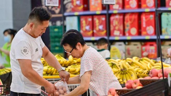 Homem e mulher fazendo comprasjogos que realmente dao dinheirosupermercado na China