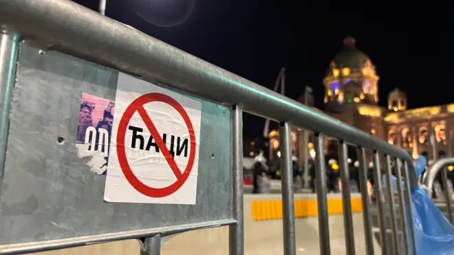 Nalepnica u centru Beograda, na ogradi oko takozvanog Ćacilenda