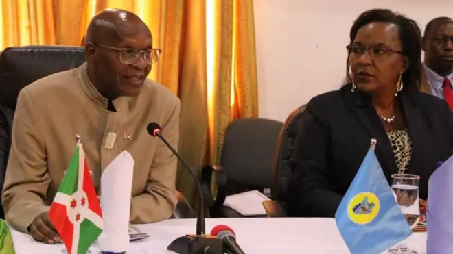 Gelase Ndabirabe (iburyo) aronye inama nshingamteka y'Uburundi avugisha abavuye mu Bubirigi