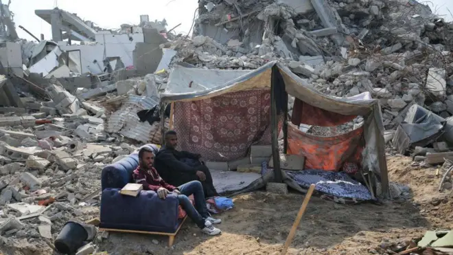 Palestinians returning to northern Gaza, continue to live inside tents wey dem build on rubble of dia house