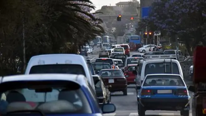 መኪኖች በአዲስ አበባ ጎዳና ላይ 